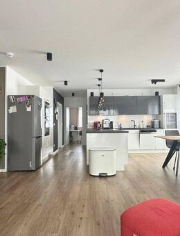 Exklusiv & energieeffizient - Top ausgestattete 4-Zi.-Wohnung mit Balkon & 2 TG-Stellplätzen - Brackenheim