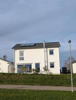 Neuwertiges Einfamilienhaus mit Garten, Doppelgarage, Werkstatt und separatem Nebengebäude! - Geislingen (Steige)