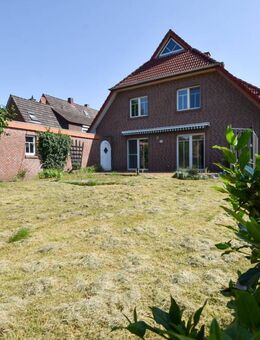 Doppelhaushälfte mit Garage und Gartenhaus in ruhiger Lage in der Stadt Friesoythe - Friesoythe