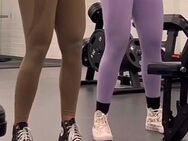 Socken mit Übergabe von 2 heißen gym girls - Stuttgart