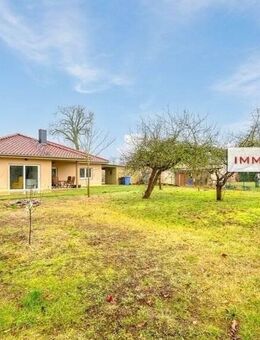 IMMOBERLIN.DE - Energieeffizienter & eleganter Bungalow mit Sonnengarten in ländlicher Lage - Fehrbellin