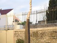 Beige-rosa Kiesel-Statuen-Skulptur auf Schiefer-Menhir - Stuttgart