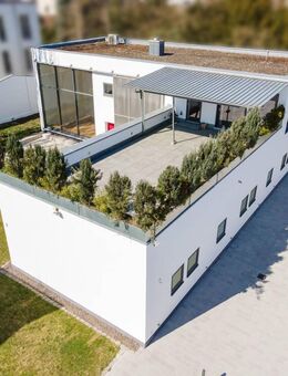 Besser als eine Penthouse Wohnung! Große Dachterrasse, schöner Garten, hohe Räume und 5x TG-Plätze! - Regensburg