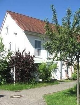 Modernes Reiheneckhaus mit schönem Garten, mit Garage, 2 Stellplätzen und Einbauküche - Stegaurach