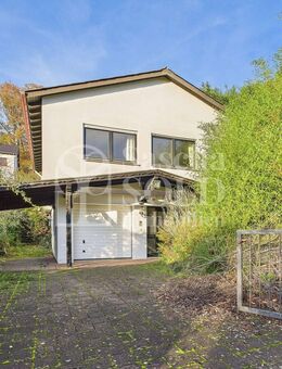 Freistehende Liegenschaft mit Privatweg, Garage, Garten und viel Gestaltungspotenzial - Spiesen-Elversberg