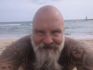 Tattooed Bad Boy Seeks Fun-Loving Playmate - Berlin