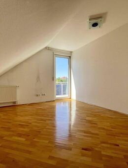 Lichtdurchflutete 4- Zimmer-Dachgeschosswohnung mit sonniger Loggia und Balkon & Garage am Ortseingang von Gerbrunn - Gerbrunn