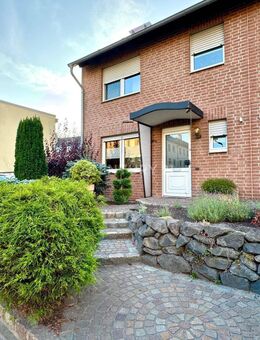 Ideal für junge Familien: Gepflegte Doppelhaushälfte mit Garten & Garage - Mönchengladbach