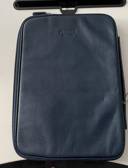 Für Reise und Urlaub: Komfortables PICARD Tablet-Case in Blau. - Berlin