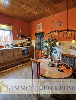 2 Fam.-Haus in zentraler Lage, großes grünes Grundstück mit Garage + Stellplätze - 2 Eingänge - Thedinghausen