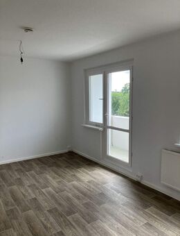Renovierte 3 Zimmer mit Dusche ab sofort - Halle (Saale)