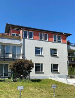 Helle Dachgeschosswohnung mit großen Fenstern und zwei Balkonen - Bernau (Berlin)