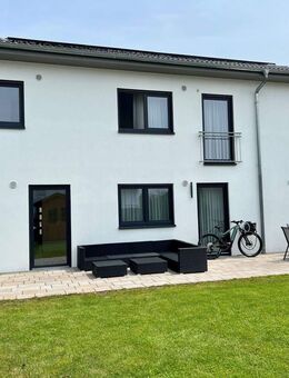 Modernes Doppelhaus mit zwei separaten Wohneinheiten und Energieeffizienz A+ - Ochsenhausen