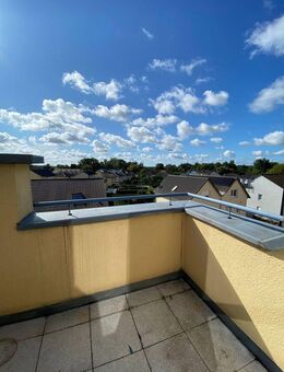 Ruhig gelegene 2 Zimmer DG Wohnung mit Aufzug *Wannenbad *EBK *Klimaanlage *Boden Estrich *Fußbodenheizung *Stellplatz *2 Balkon2 *Keller - Hennigsdorf