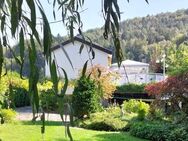 Freistehender Bungalow mit herrlicher Gartenanlage, Fischteich, Pavillon sowie 3 Garagen, in ruhiger, idyllischer Lage St.Ingbert-Reichenbrunn - Sankt Ingbert