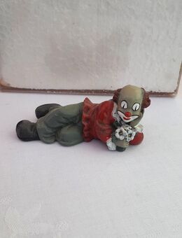 Gilde-Clown liegend mit Blumen - Witten