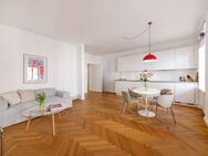 Altbau-Charme: Bildschöne 2-Zimmer-Wohnung mit Balkon in Spitzenlage - München