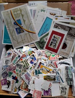 Zu verschenken-Box voll mit Briefmarken und Blocks ! - Bremen