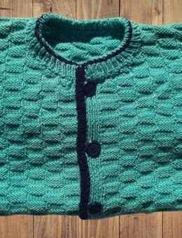 Kinder Strickjacke, handgestrickt im Trachtenstil – ein Unikat - Niederfischbach
