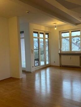 schicke 2-Zi-DG-Wohnung mit cooler Loggia, EBK und TG-Platz. - Lautertal
