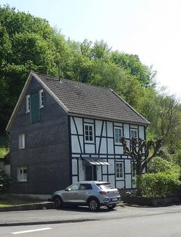 Dieringhausen: Bevorzugte Wohnlage, gemütliches Fachwerkhaus mit Baugrundstück, Teilung möglich - Gummersbach