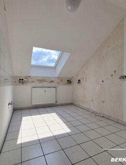 BERK Immobilien - großzügige 3-Zimmer-Whg im DG einer gepflegten Wohneinheit mit Stellplatz o. Garage - Großkrotzenburg