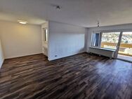 Helle und gut geschnittene 2,5-Zimmer-Wohnung mit Balkon und schöner Aussicht - Böblingen