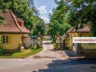 IMMOBERLIN.DE - Klassisches Torhaus mit Sonnengarten + Pool am Kartzower Schloss - Potsdam