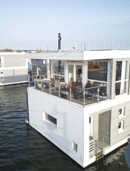Exklusives schwimmendes Ferienhaus in Bestlage des Yachthafens - Kröslin