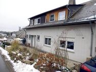 Gepflegtes Drei-Familienhaus mit Wintergarten, Dachterrasse, Balkon und Garagen in ruhiger Lage - Beltheim