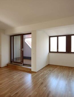 // Nähe Lene-Voigt-Park - Dachwohnung mit Aufzug und Terrasse // - Leipzig