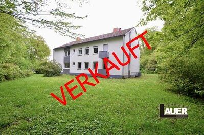 Großzügiges freistehendes Dreifamilienhaus mit zwei Garagen und Garten.