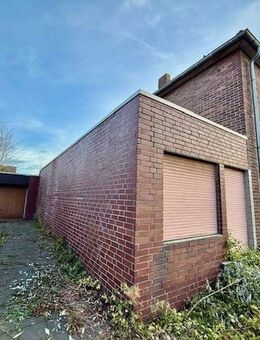 Freistehendes Zweifamilienhaus auf großem Eckgrundstück - Viersen