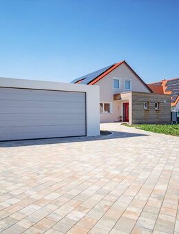 Moderne 2,5-Zimmer-Wohnung mit Garten, Terrasse und Schlossblick - Barrierefrei & KfW 40+ Standard - Gnotzheim
