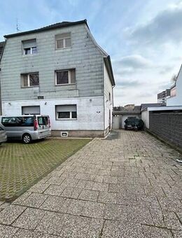 Halbfreistehendes, sanierungsbedürftiges Mehrfamilienhaus in Köln-Merheim - Köln