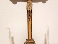 Kapelle Kruzifix 18/19 Jh. Holz geschnitzt bemalt z.T. goldstaffiert 76cm 2 Kerzenleuchter - Nürnberg