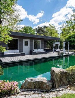 Freistehende Villa mit Einliegerwohnung auf parkähnlichem Süd Grundstück mit Natural Pool - Kleinmachnow