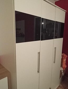 Geräumiger Kleiderschrank - Köln