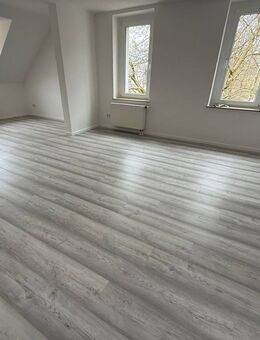 Neues Laminat - Uni-nah - Wohnzimmer mit Arbeitsecke - Chemnitz