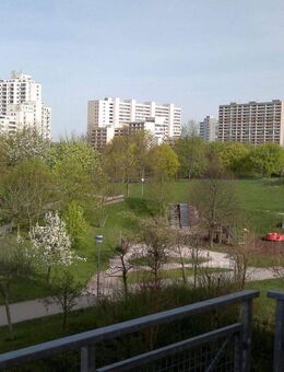 2 ZW, 3. OG/DG, TG, Leonberg am Stadtpark,FW,ruhige Lage,Bad mit Wanne - Leonberg (Baden-Württemberg)