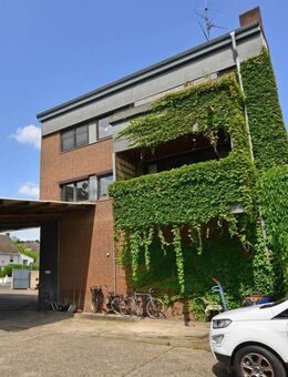 Solides Mehrfamilienhaus mit Entwicklungspotenzial und Grundstücksreserve in Köln-Rodenkirchen - Köln