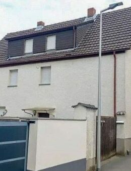 Zweifamilienhaus mit großem Grundstück und viel Potential durch Nebengebäude und Baugrund - Darmstadt