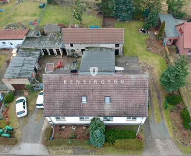 Schönes Doppelhaus mit großem Grundstück und viel Nebengelass in ruhiger und idyllischer Lage!