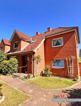 Familiendoppelhaushälfte mit Einliegerwohnung auf Eigenland und Keller - Groß Grönau