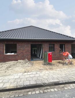 Zentraler geht es nicht! Eleganter Neubauwalmdachbungalow-KfW55 in Bestwohnlage (Lückenbebauung)! - Haselünne