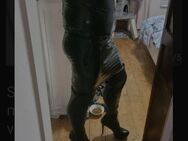 Sissy M 53 186 95 in Lack Outfit .Overknees - Neuss