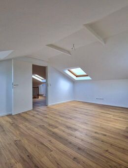 Helle 2,5-Zimmer-Wohnung mit Balkon und Garage: Erstbezug nach Sanierung mit Balkon - Ludwigsburg