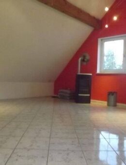 Gut geschnittenes 2 Zimmer-Apartment mit Einbauküche und Wannenbad, in ruhiger Lage von Wiesenbronn. Nur 10 Min. nach Kitzingen... - Wiesenbronn