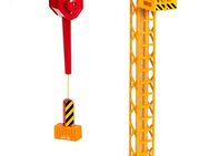 BRIO® Spielzeug-Kran BRIO® WORLD, Großer Baukran mit Licht, FSC® - schützt Wald - weltweit
