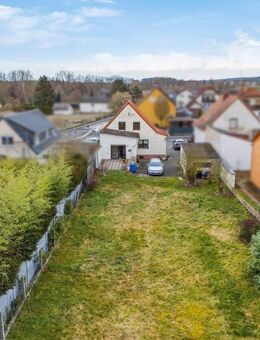 Sofort frei: Großes, ebenerdiges Grundstück mit zusätzlichem Baufenster + charmantes Einfamilienhaus - Münzenberg